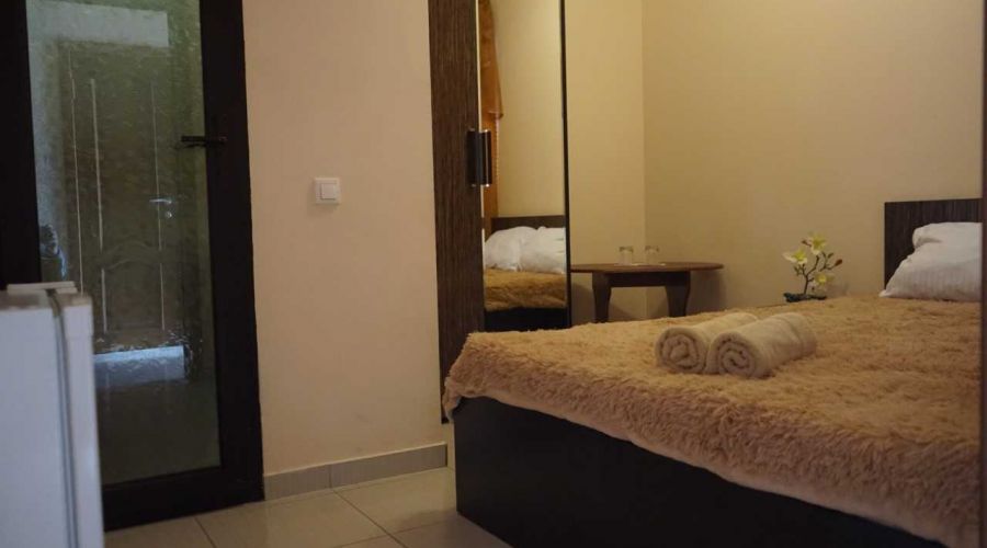 Стандарт 2-местный с 1 кров и ванной комнатой (окно в коридор)