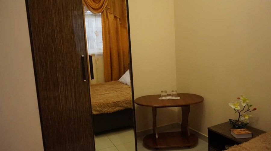 Стандарт 2-местный с 1 кров и ванной комнатой (окно в коридор)