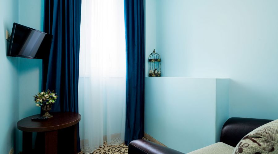 Люкс 4-местный Люкс 44 с двумя креслами