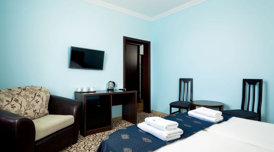 Люкс 4-местный Люкс 44 с двумя креслами