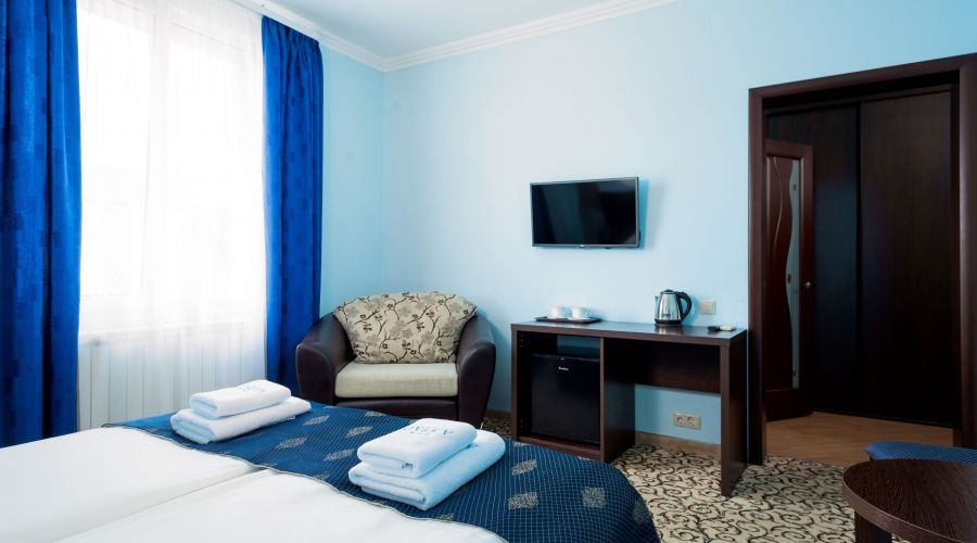 Люкс 4-местный Люкс 44 с двумя креслами