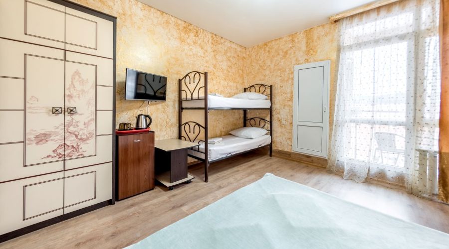 Апартаменты 4-местные с балконом