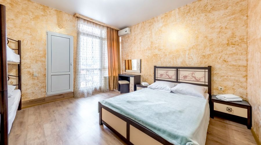 Апартаменты 4-местные с балконом