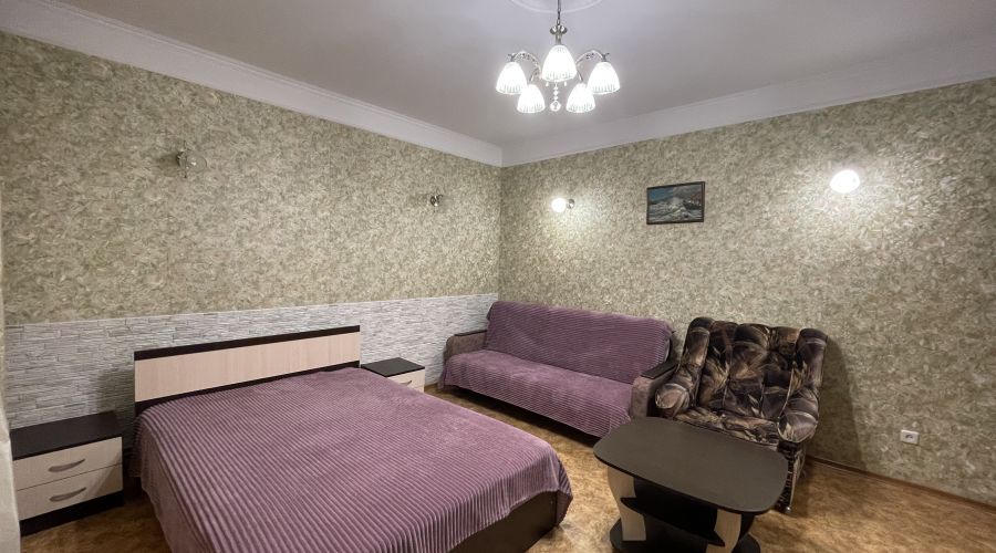 Семейный 3-местный (вид во двор)