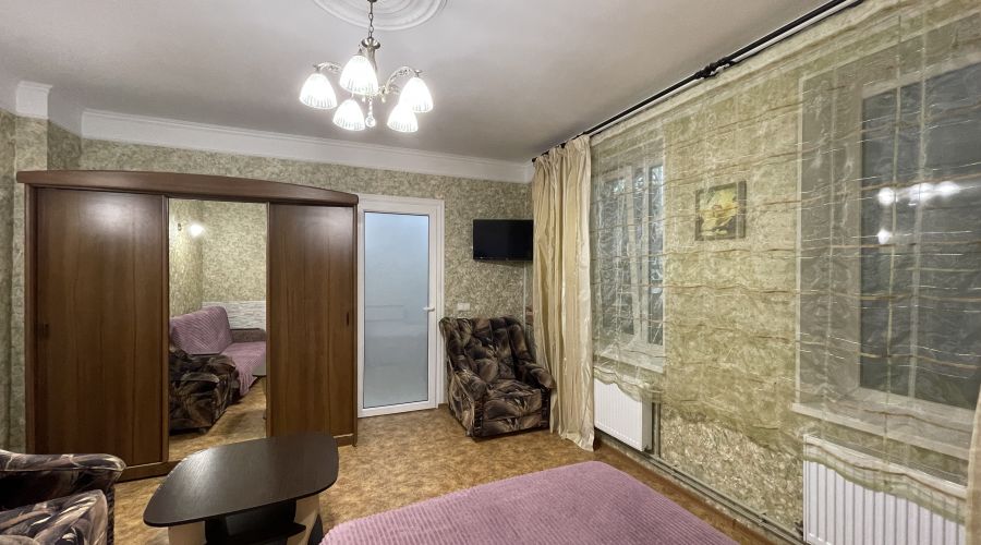 Семейный 3-местный (вид во двор)