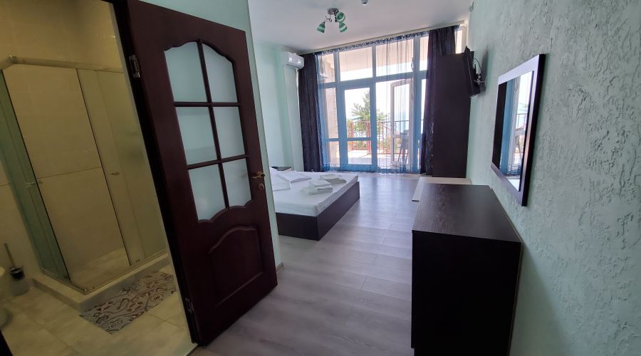 Люкс 4-местный 2-комнатный с отдельным входом и мини-кухней