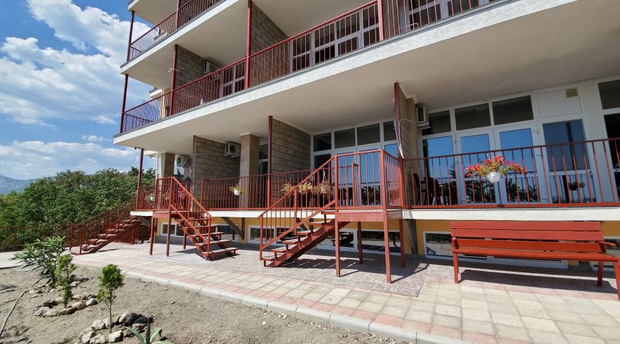 Люкс 4-местный 2-комнатный с отдельным входом и мини-кухней