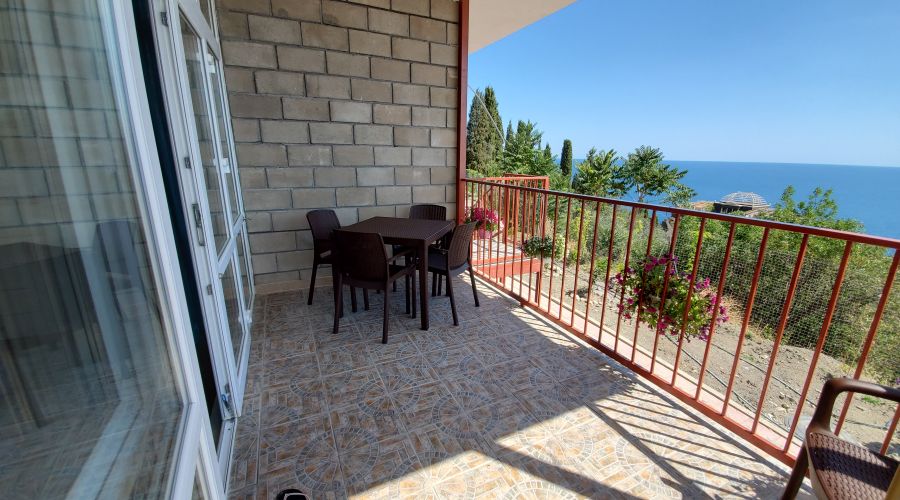 Люкс 4-местный 2-комнатный с отдельным входом и мини-кухней