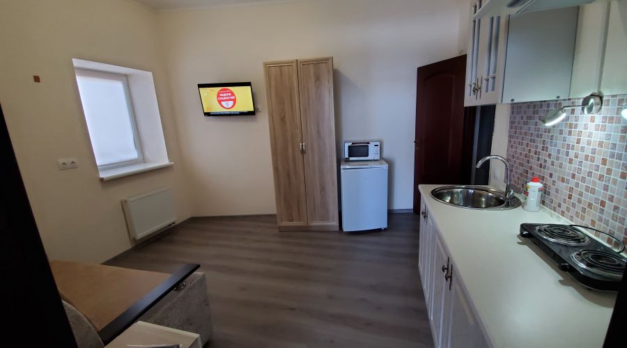 Люкс 4-местный 2-комнатный с отдельным входом и мини-кухней