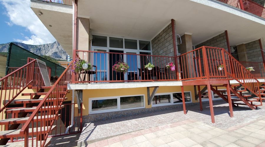 Люкс 4-местный 2-комнатный с отдельным входом и мини-кухней