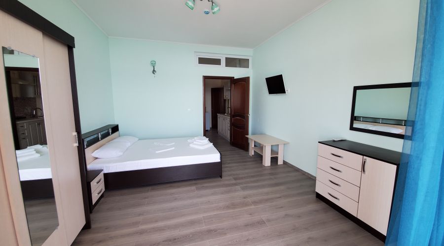 Люкс 4-местный 2-комнатный с отдельным входом и мини-кухней