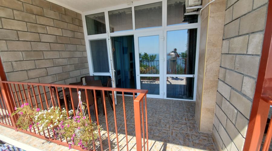 Люкс 4-местный 2-комнатный с отдельным входом и мини-кухней