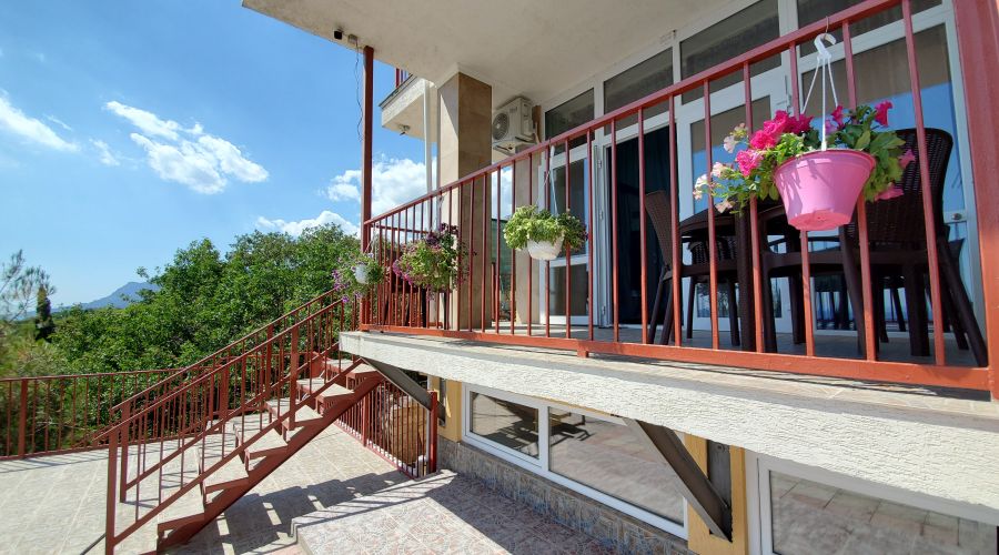 Люкс 4-местный 2-комнатный с отдельным входом и мини-кухней