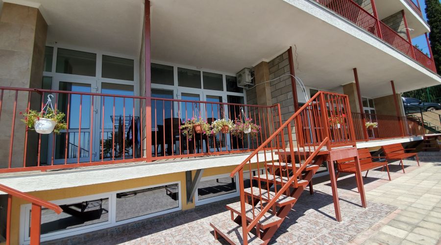 Люкс 4-местный 2-комнатный с отдельным входом и мини-кухней