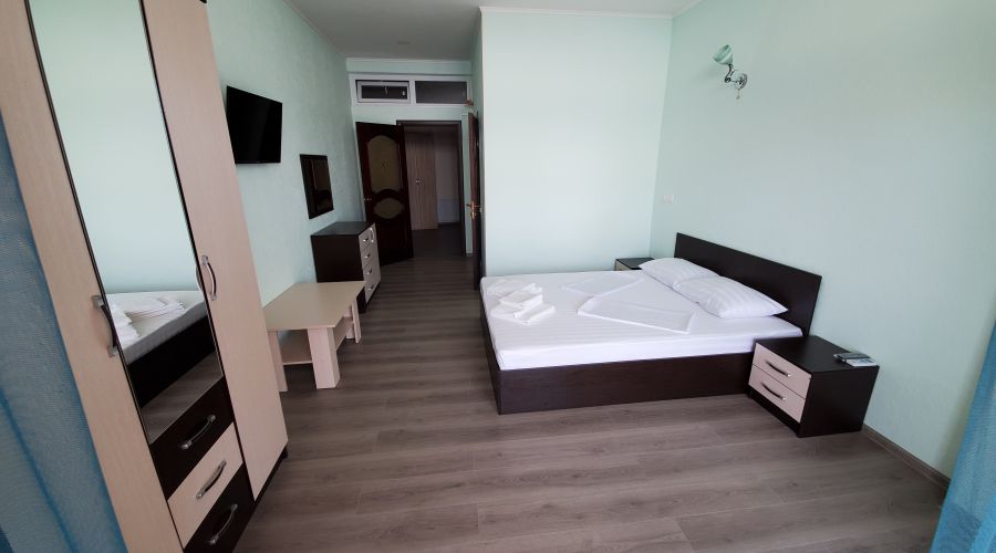 Люкс 4-местный 2-комнатный с отдельным входом и мини-кухней