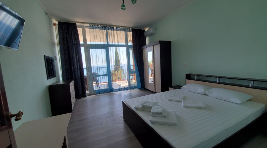 Люкс 4-местный 2-комнатный с отдельным входом и мини-кухней