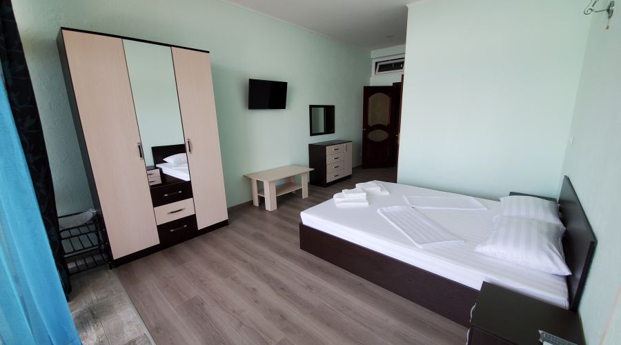 Люкс 4-местный 2-комнатный с отдельным входом и мини-кухней