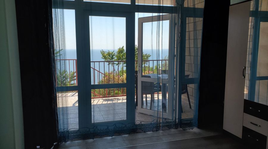 Люкс 4-местный 2-комнатный с отдельным входом и мини-кухней