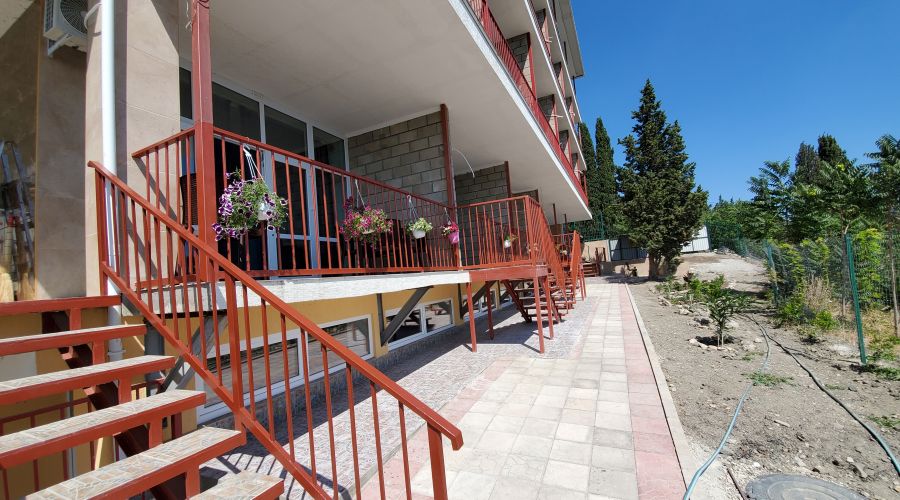 Люкс 4-местный 2-комнатный с отдельным входом и мини-кухней