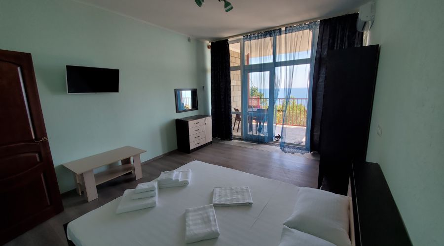 Люкс 4-местный 2-комнатный с отдельным входом и мини-кухней