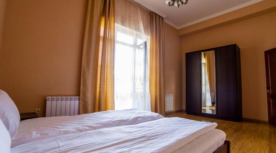 Семейный Семейный 4-местный с балконом