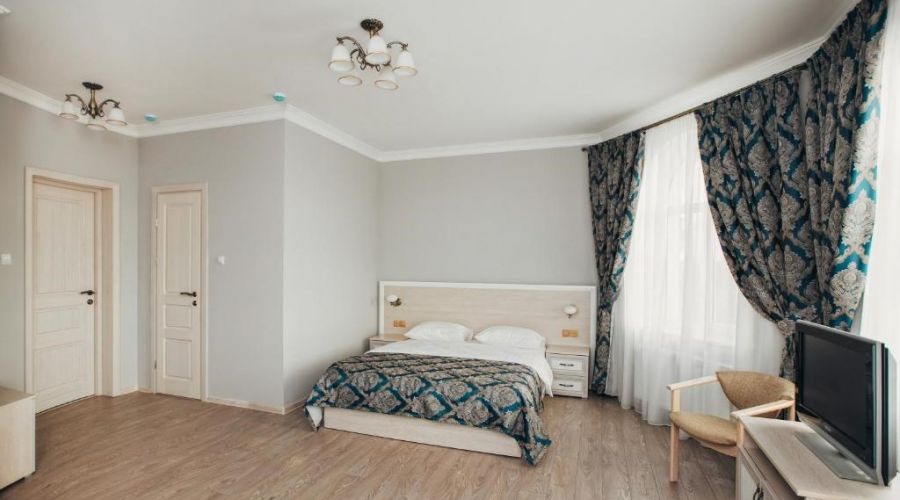 Улучшенный 2-местный с двуспальной кроватью и диваном