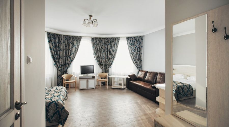 Улучшенный 2-местный с двуспальной кроватью и диваном