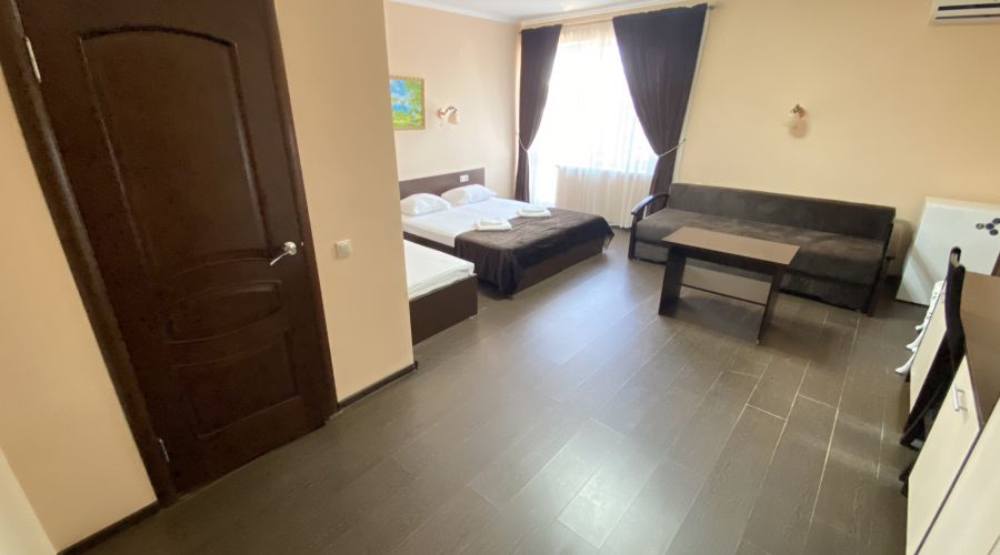 Полулюкс 3-местный с балконом