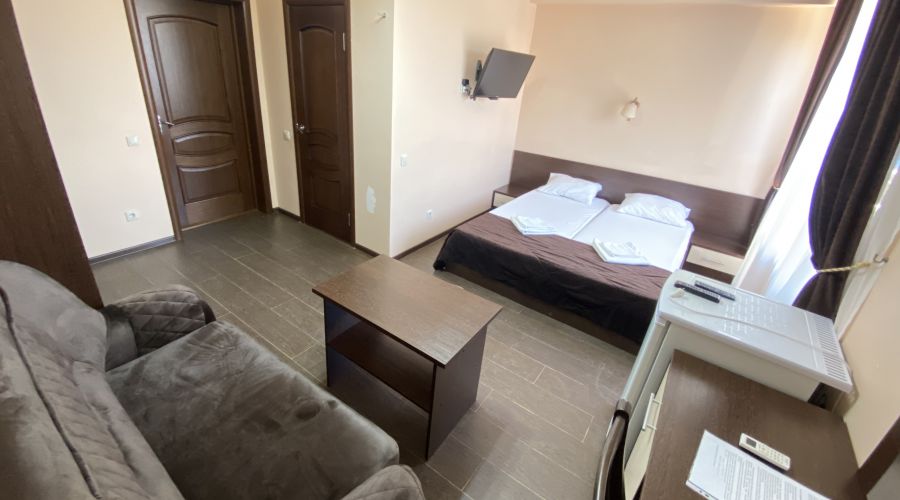 Полулюкс 3-местный с балконом