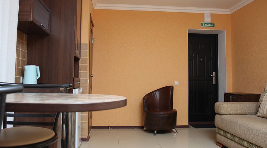 Люкс 4-местный 2-комнатный с балконом (номер 2)