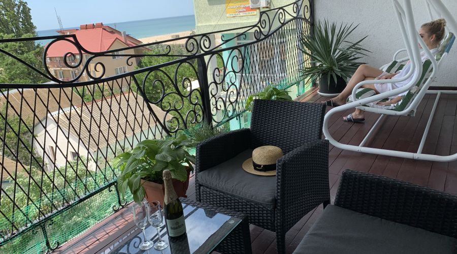 Люкс 4-местный 2-комнатный море (номер 4)