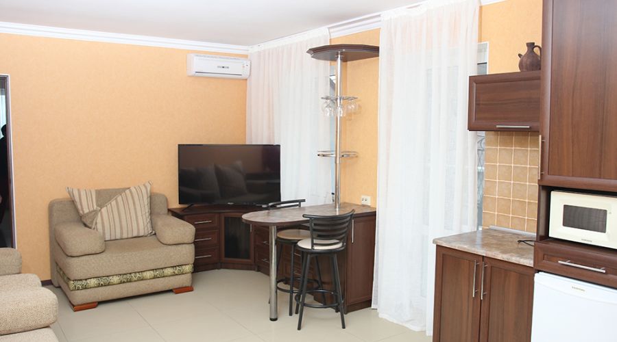 Люкс 4-местный 2-комнатный с балконом (номер 2)