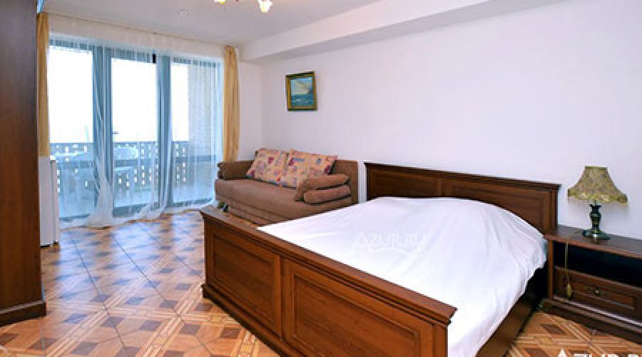 Улучшенный 2-местный 1-комнатный с видом на соседнее здание (с балконом)