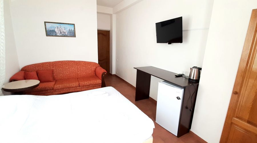 Стандарт 2-местный 1-комнатный с видом на бассейн (с балконом)