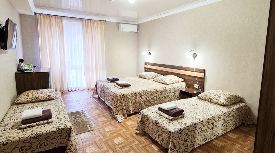 Улучшенный Улучшенный 2-местный номер с 2 дополнительными местами и балконом