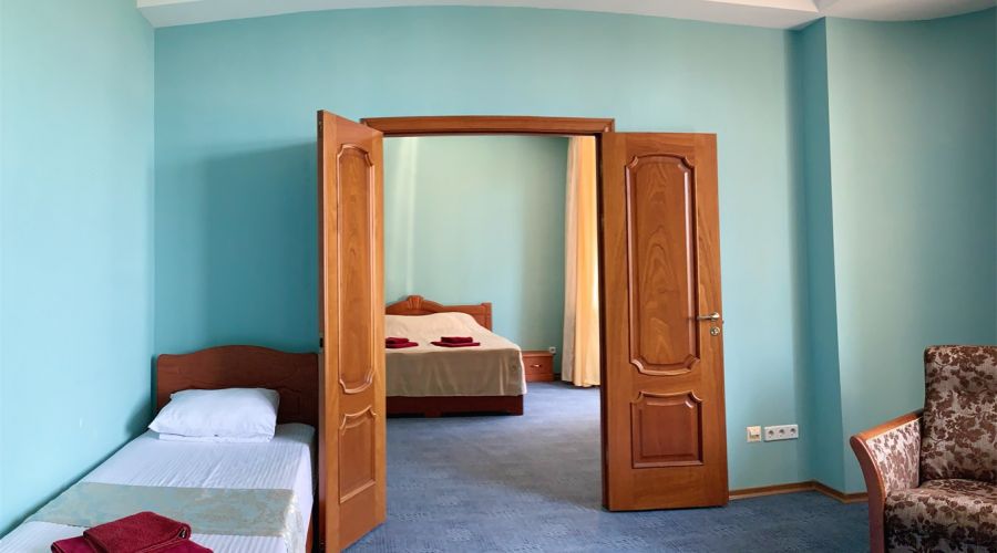 Люкс 4-местный 2-комнатный с балконом