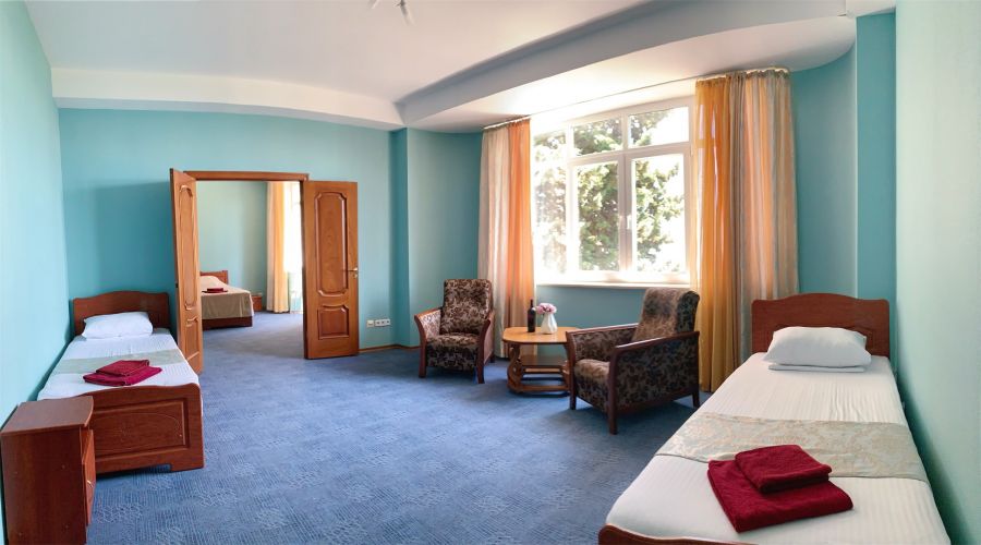 Люкс 4-местный 2-комнатный с балконом