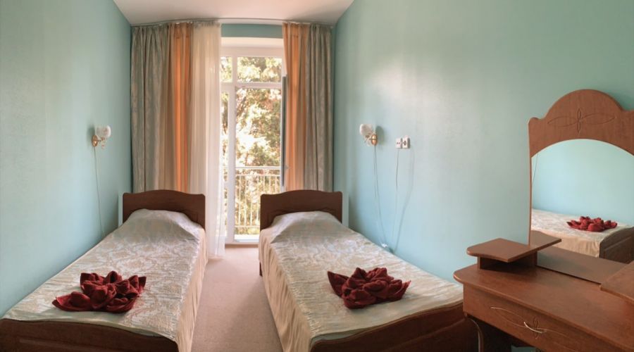 Люкс 4-местный 3-комнатный с двумя балконами