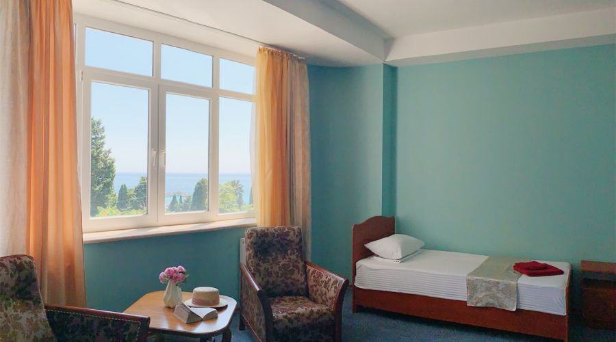 Люкс 4-местный 2-комнатный с балконом