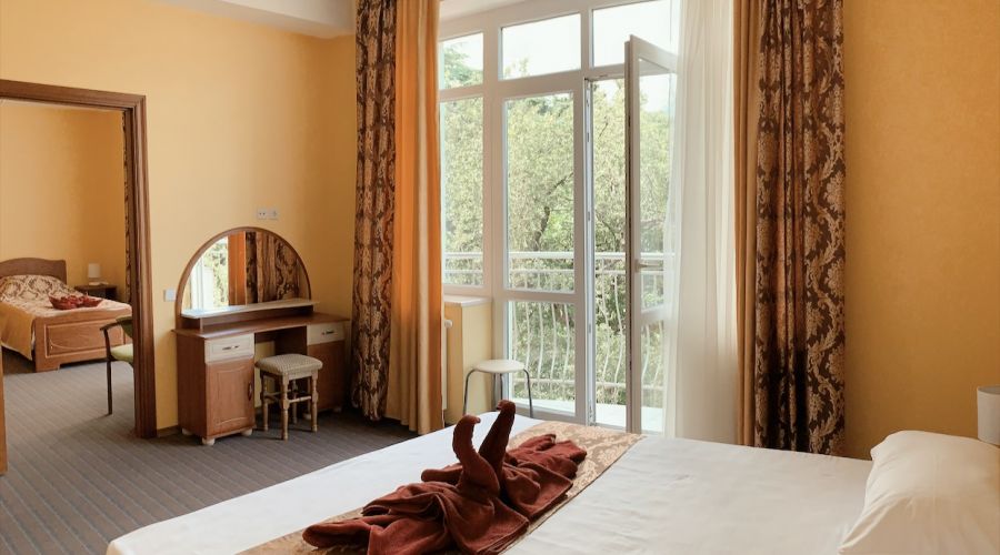 Люкс 4-местный 2-комнатный с двумя балконами