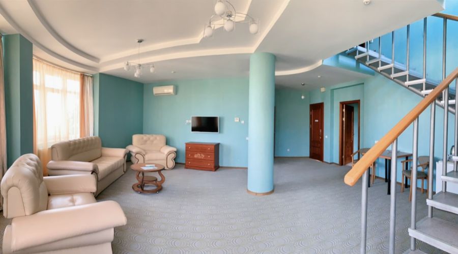 Люкс 4-местный двухярусный с балконом