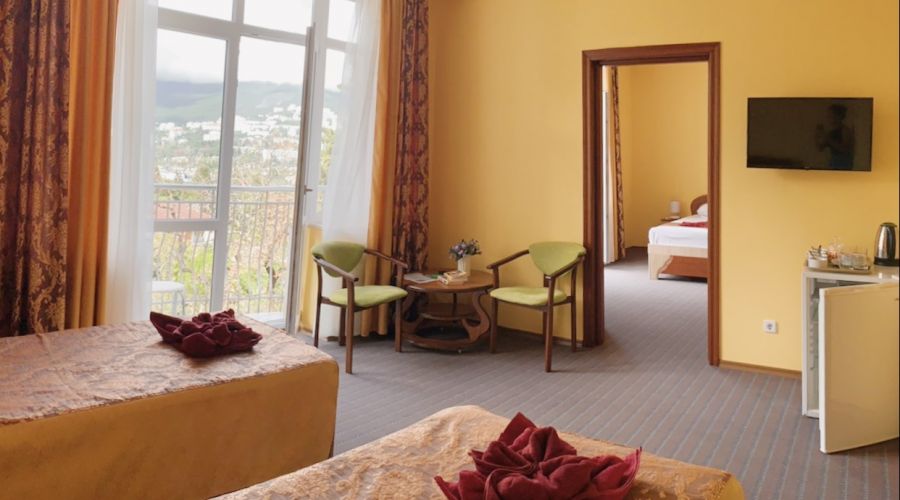 Люкс 4-местный 2-комнатный с двумя балконами