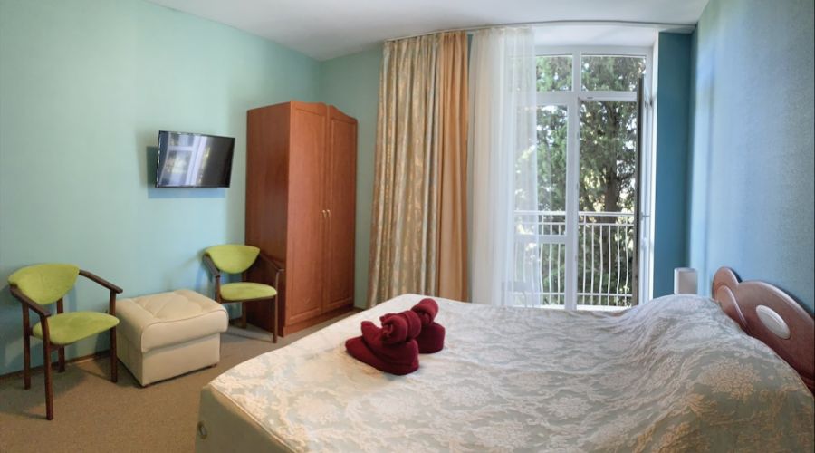 Люкс 4-местный 3-комнатный с двумя балконами