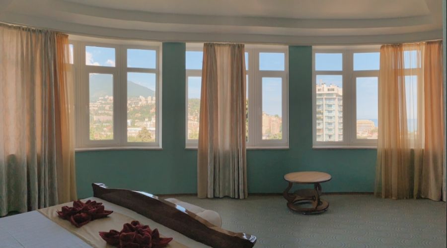 Люкс 4-местный двухярусный с балконом