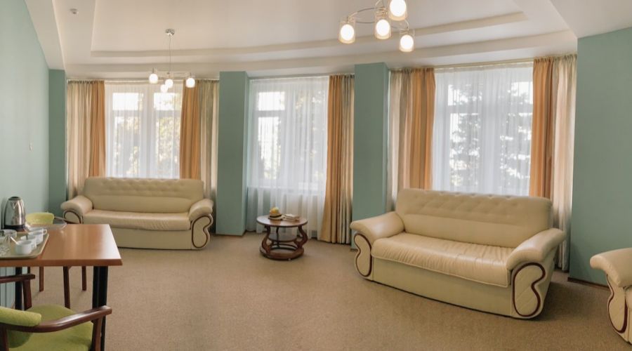 Люкс 4-местный 3-комнатный с двумя балконами