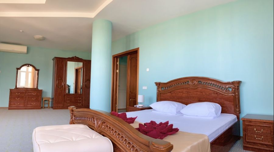 Люкс 4-местный двухярусный с балконом