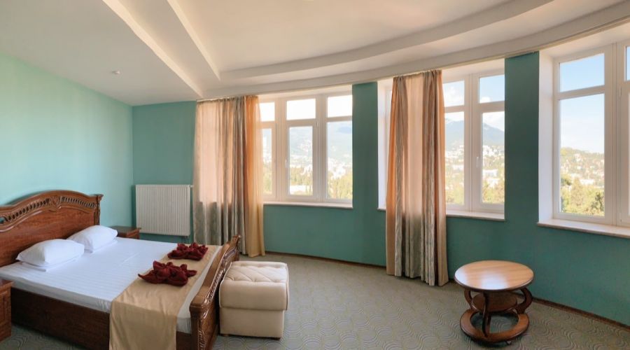 Люкс 4-местный двухярусный с балконом