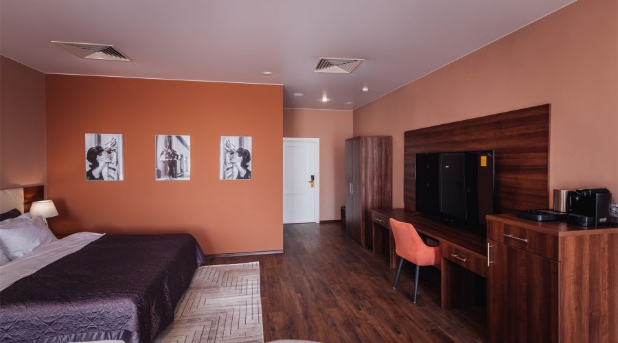 Люкс семейный 4-местный с 2 спальнями и видом на Казанский Собор