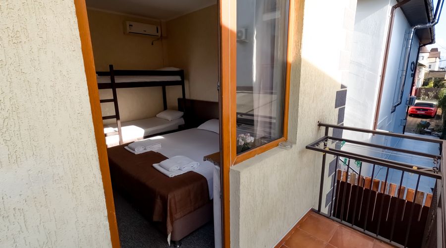 Стандарт 4-местный с балконом