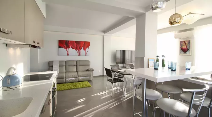 Люкс 0675 3-комнатный 6-мнестный с террасой и видом на море